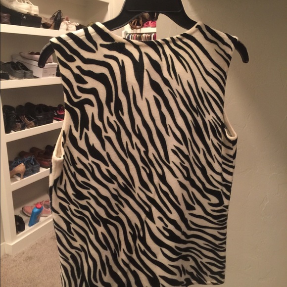 ♥️5/$20♥️ Animal Print Designers Originals Top - Picture 6 of 6